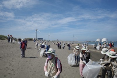 圖五、現場約260名參與人員一同攜手為觀音草漯沙丘海岸淨灘-2( 林業保育署新竹分署提供)